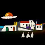Paesaggio con pretini bianchi e luna rossa